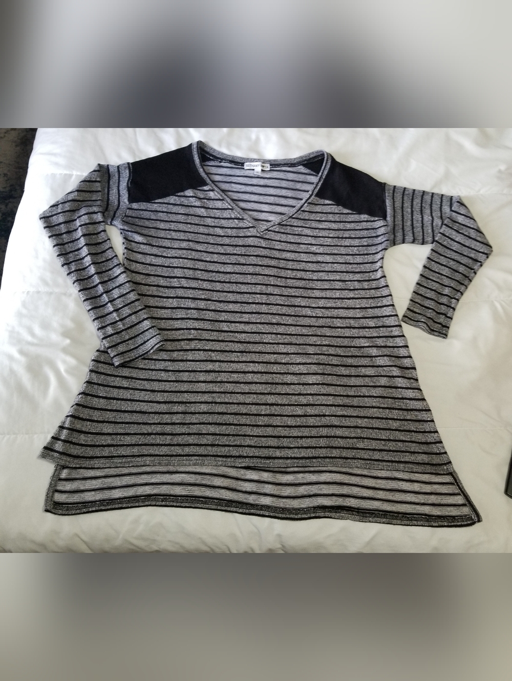 Bethany Mota Black And Gray V-Neck Striped Light Sweater Size Medium
